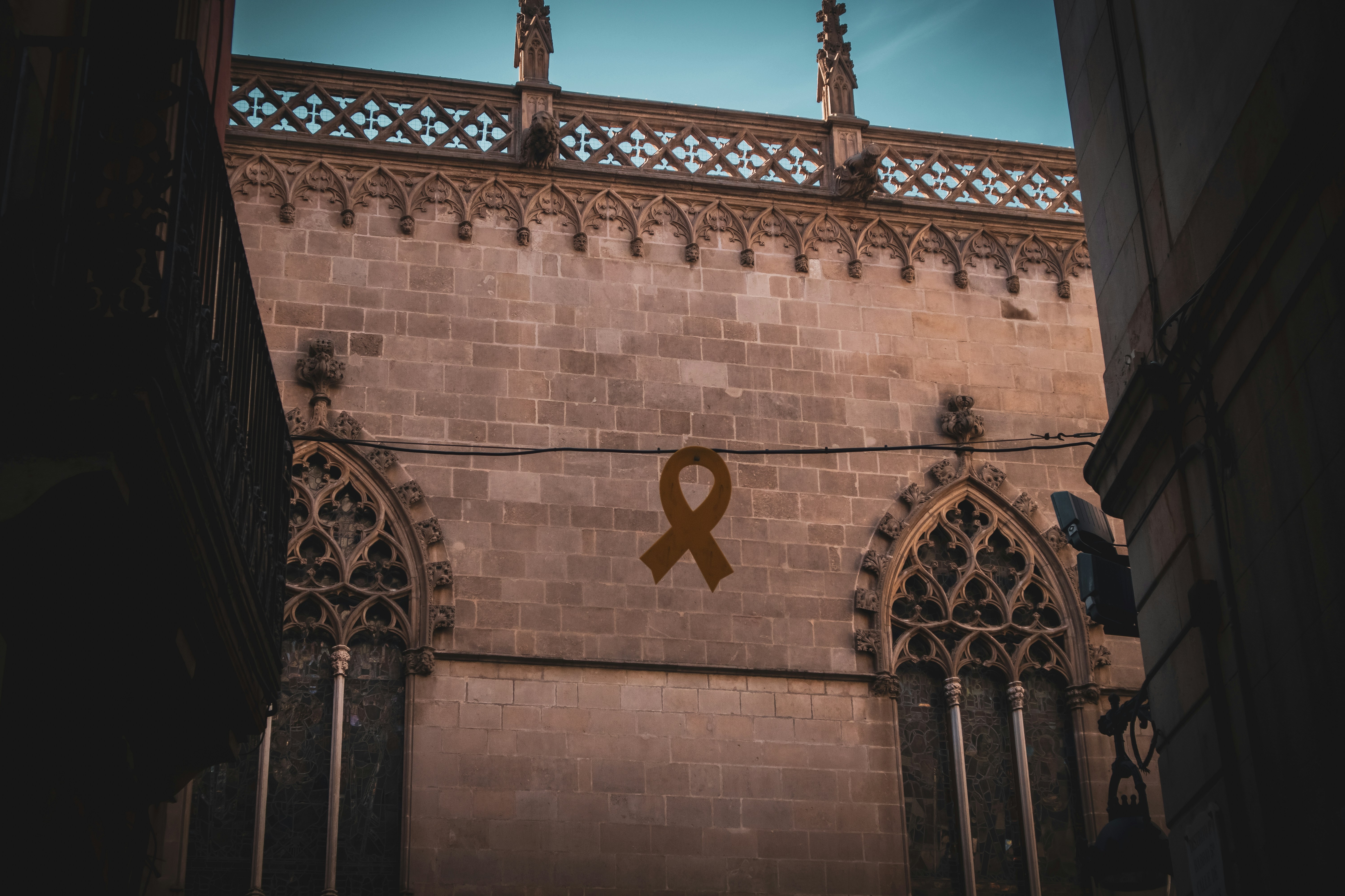 a building with a brown ribbon on it