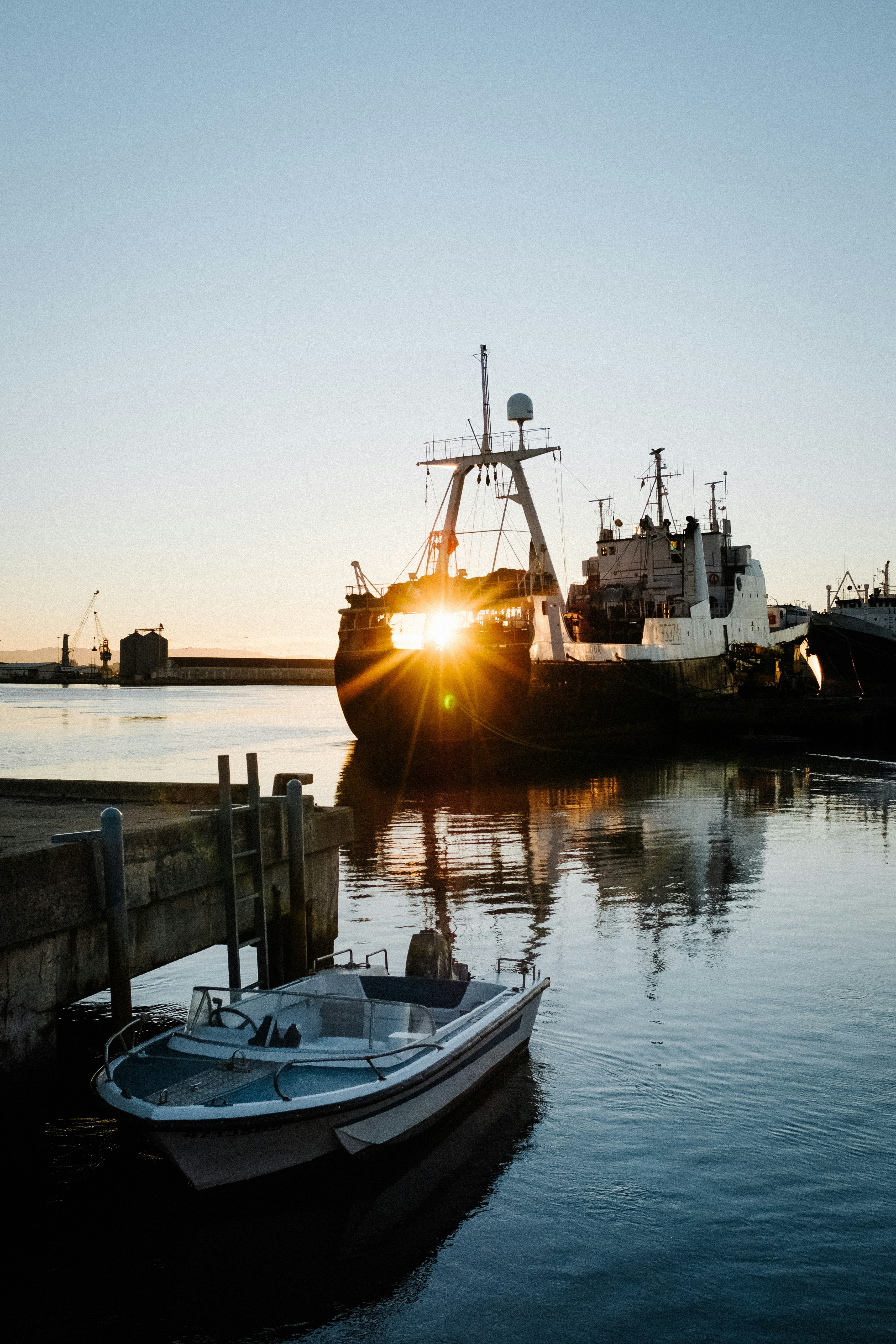 Foto zum Thema Ein kleines Boot sitzt im Wasser neben einem Dock