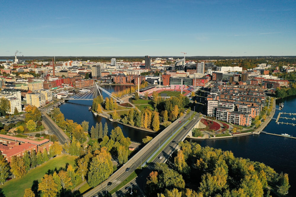 Una veduta aerea di una città attraversata da un fiume