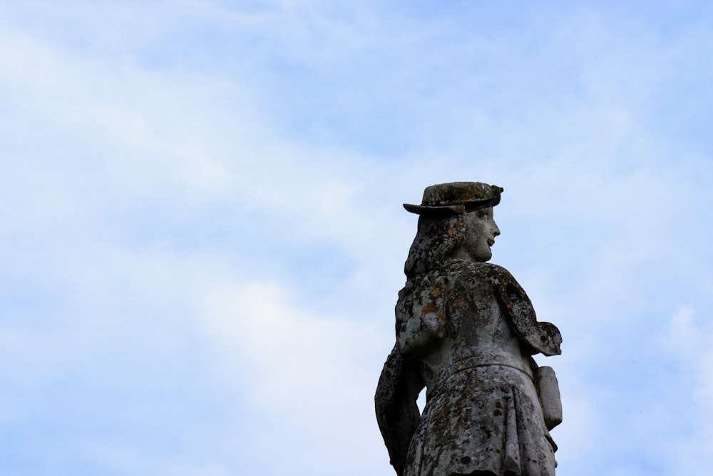 a statue with a hat on top of it
