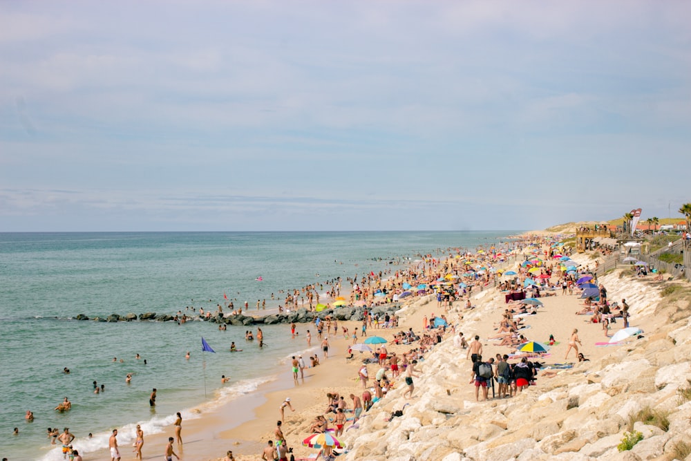 Eine große Gruppe von Menschen am Strand