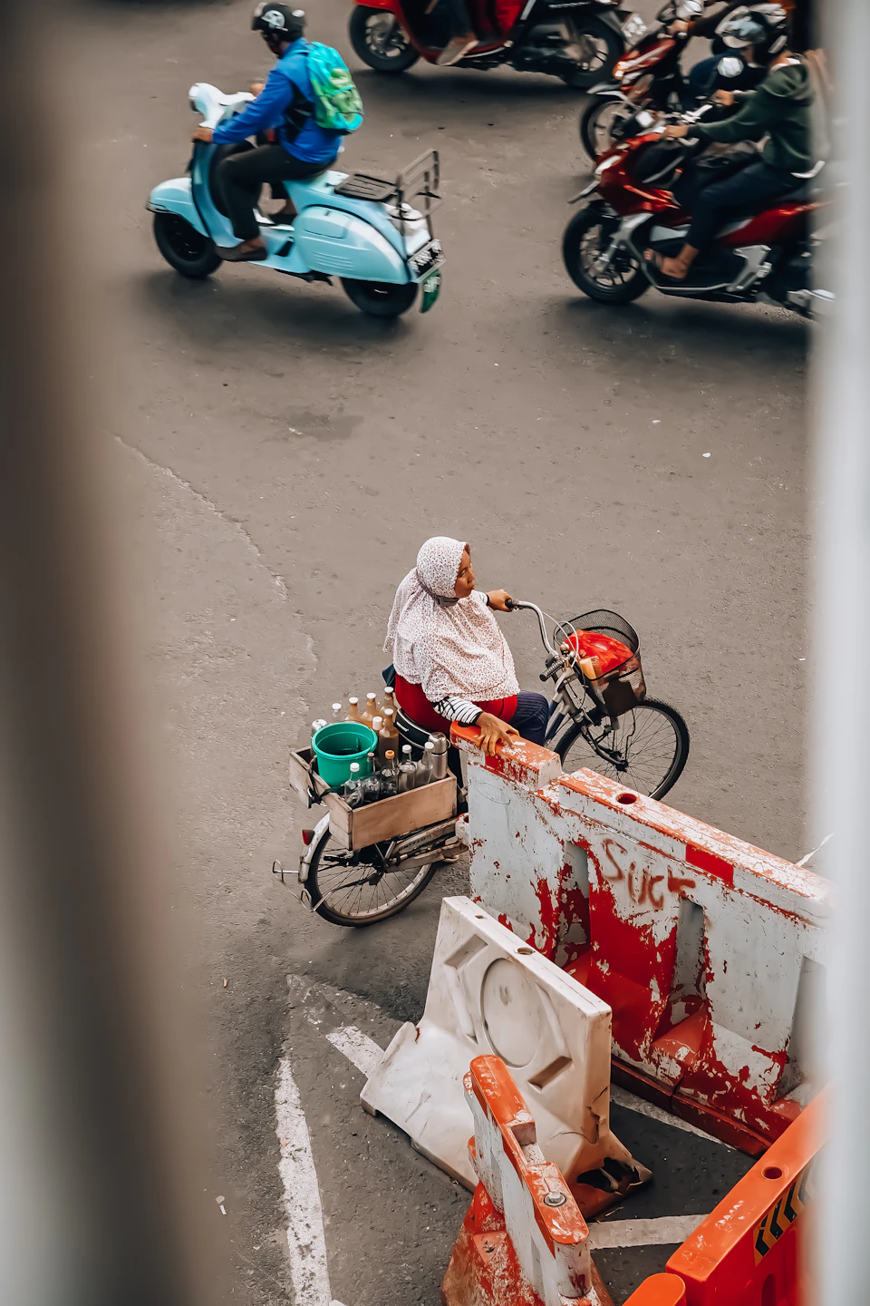 Penjual jamu bersepeda membawa botol-botol jamu