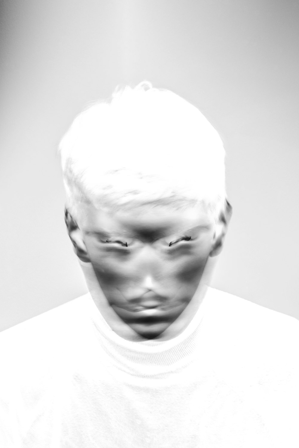 une photo en noir et blanc du visage d’un homme