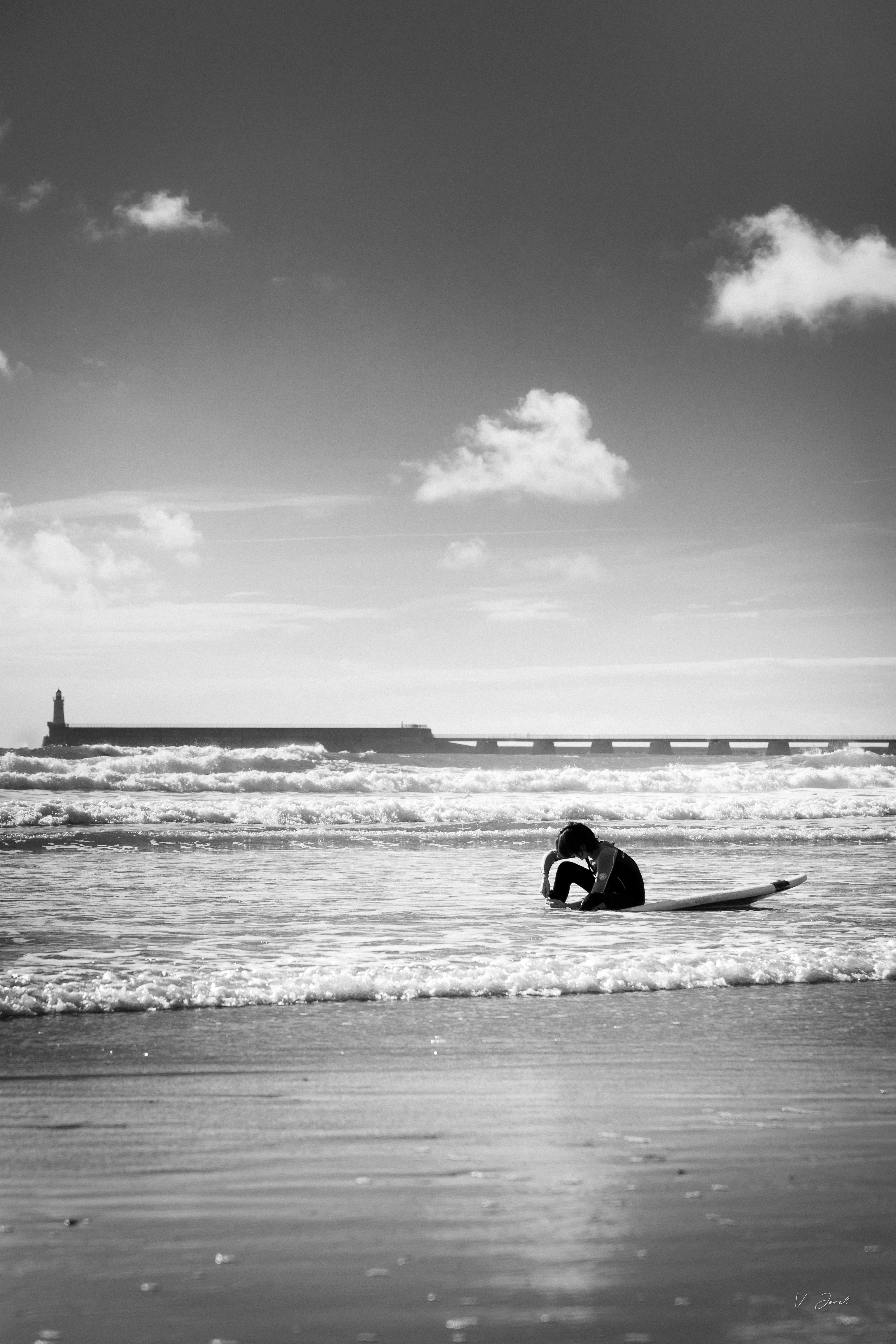 uma pessoa deitada em cima de uma prancha de surf no oceano