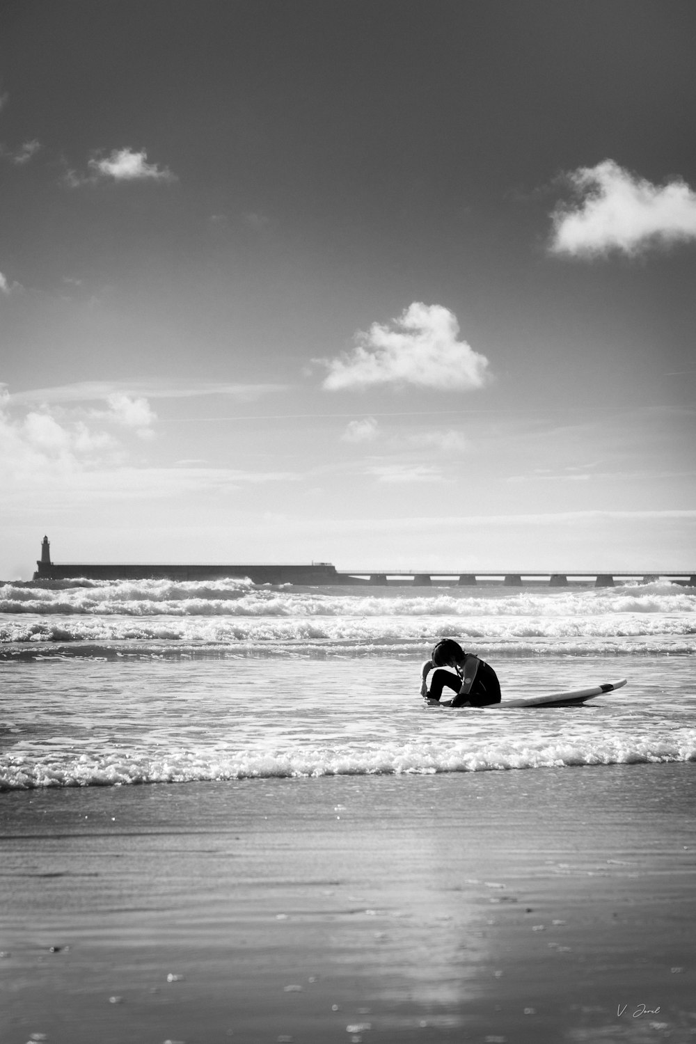 une personne allongée sur une planche de surf dans l’océan