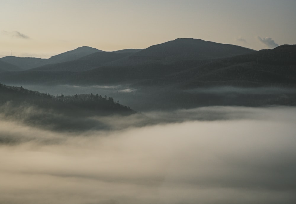 una vista di una catena montuosa coperta di nebbia