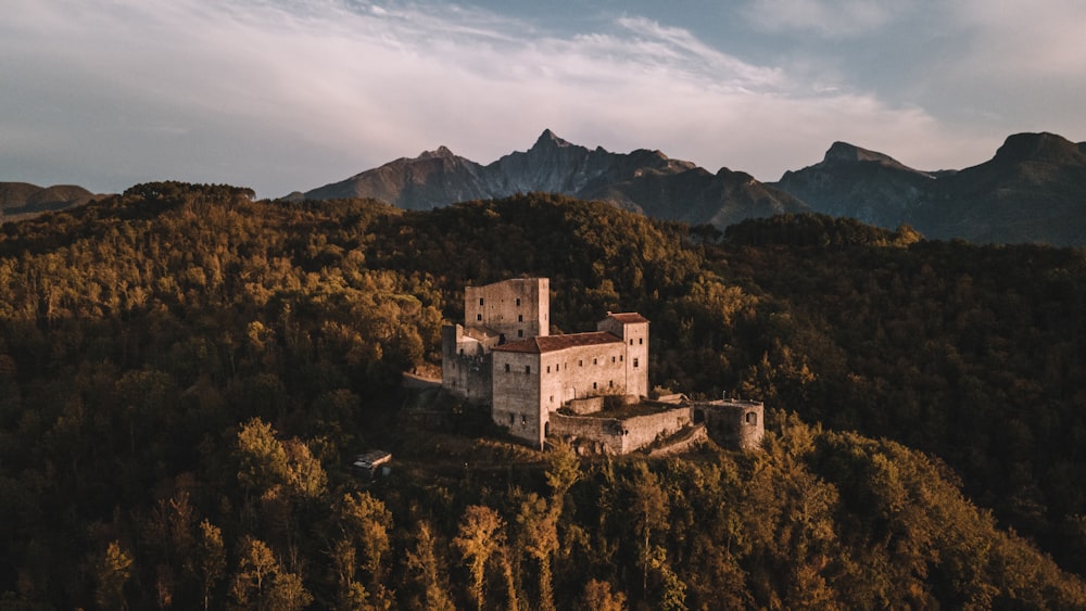 Un castello arroccato sulla cima di una collina verde lussureggiante