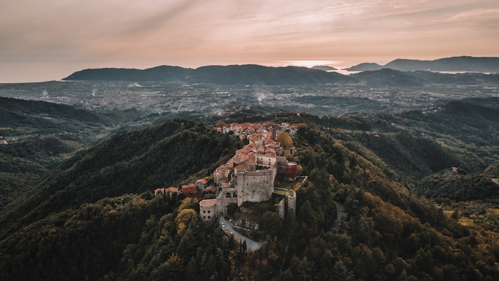 uma vista aérea de um castelo em uma colina