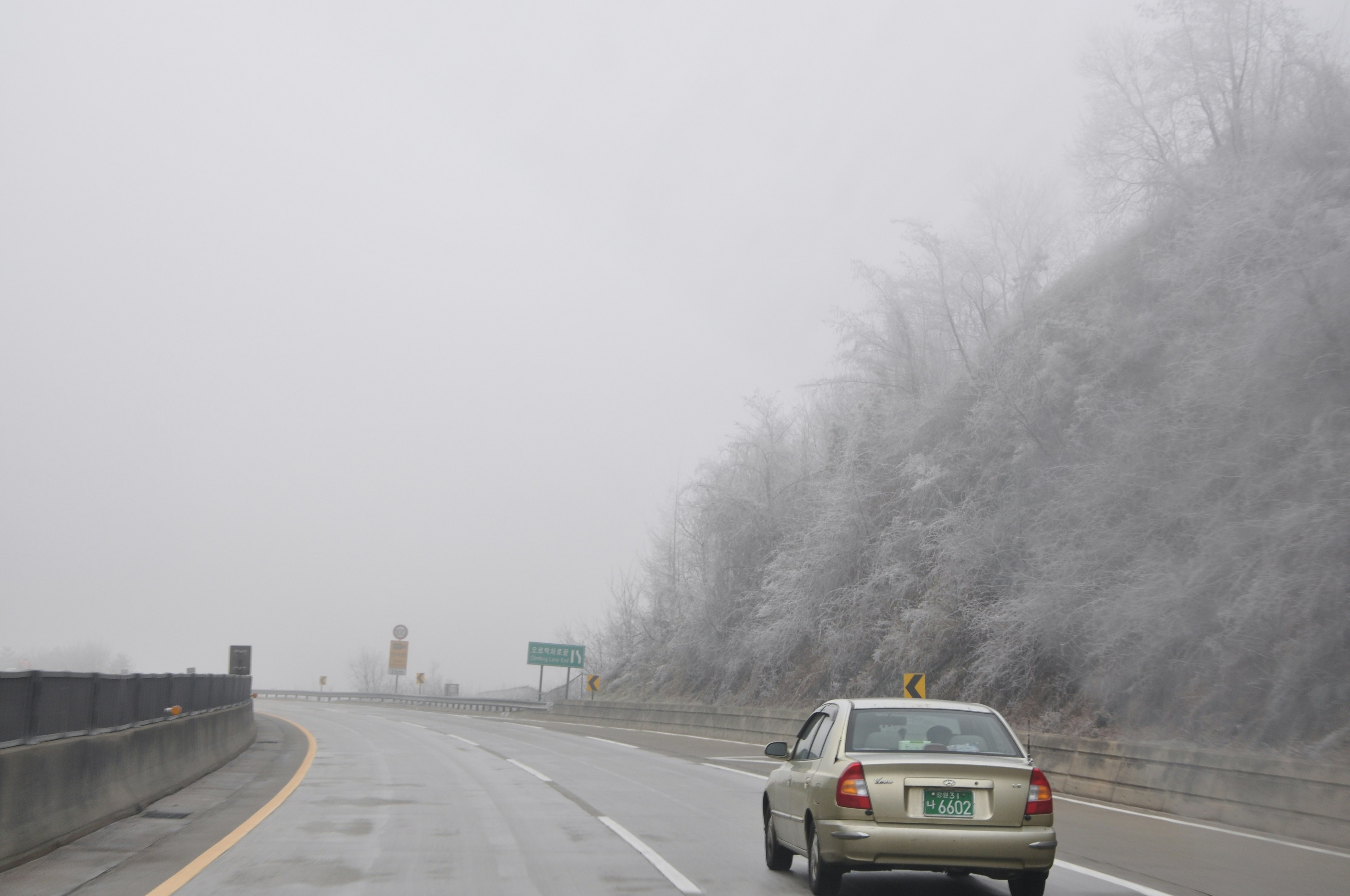 Ein Auto, das auf einer nebligen Autobahn fährt
