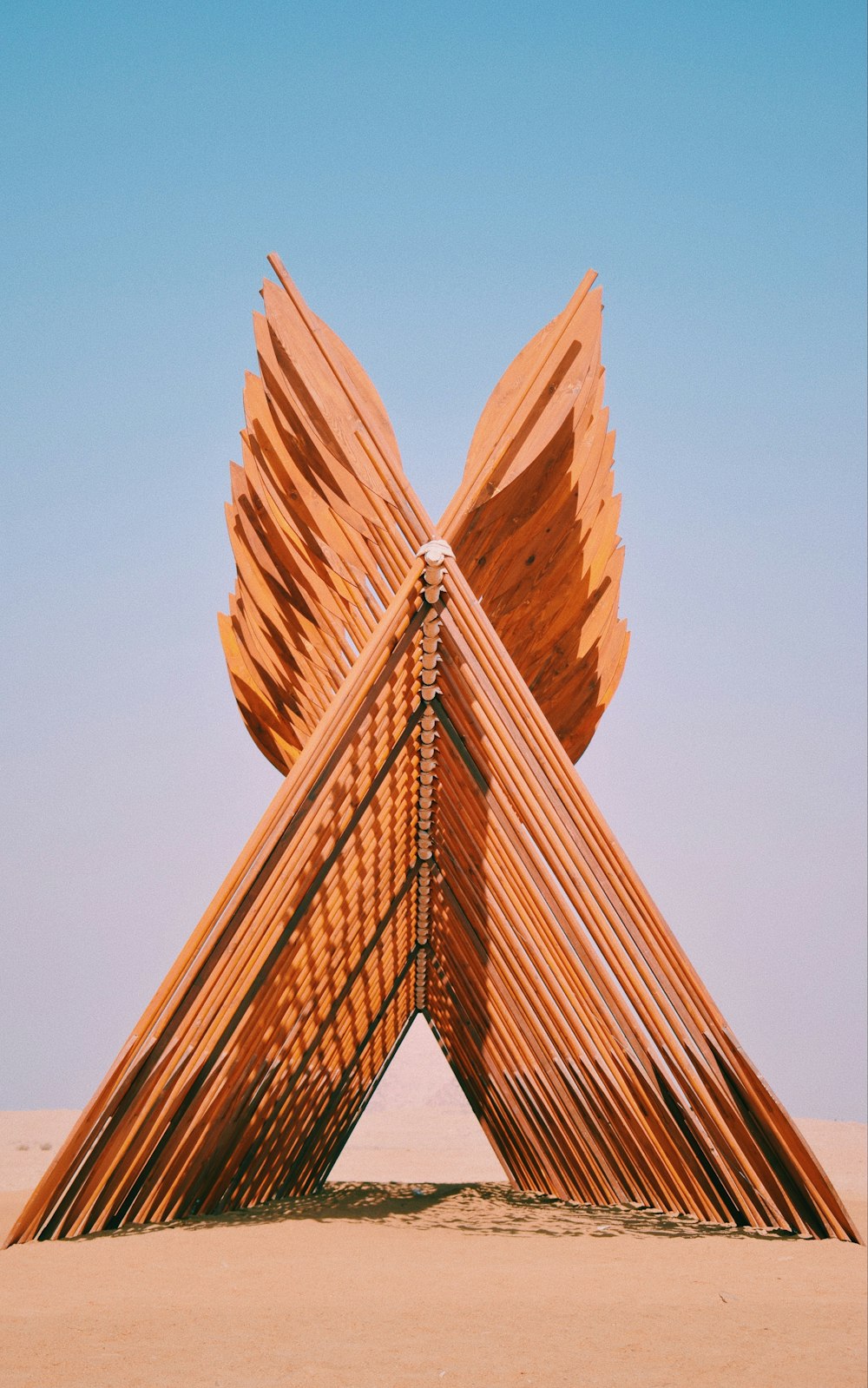 Una escultura hecha de palos de madera en el desierto