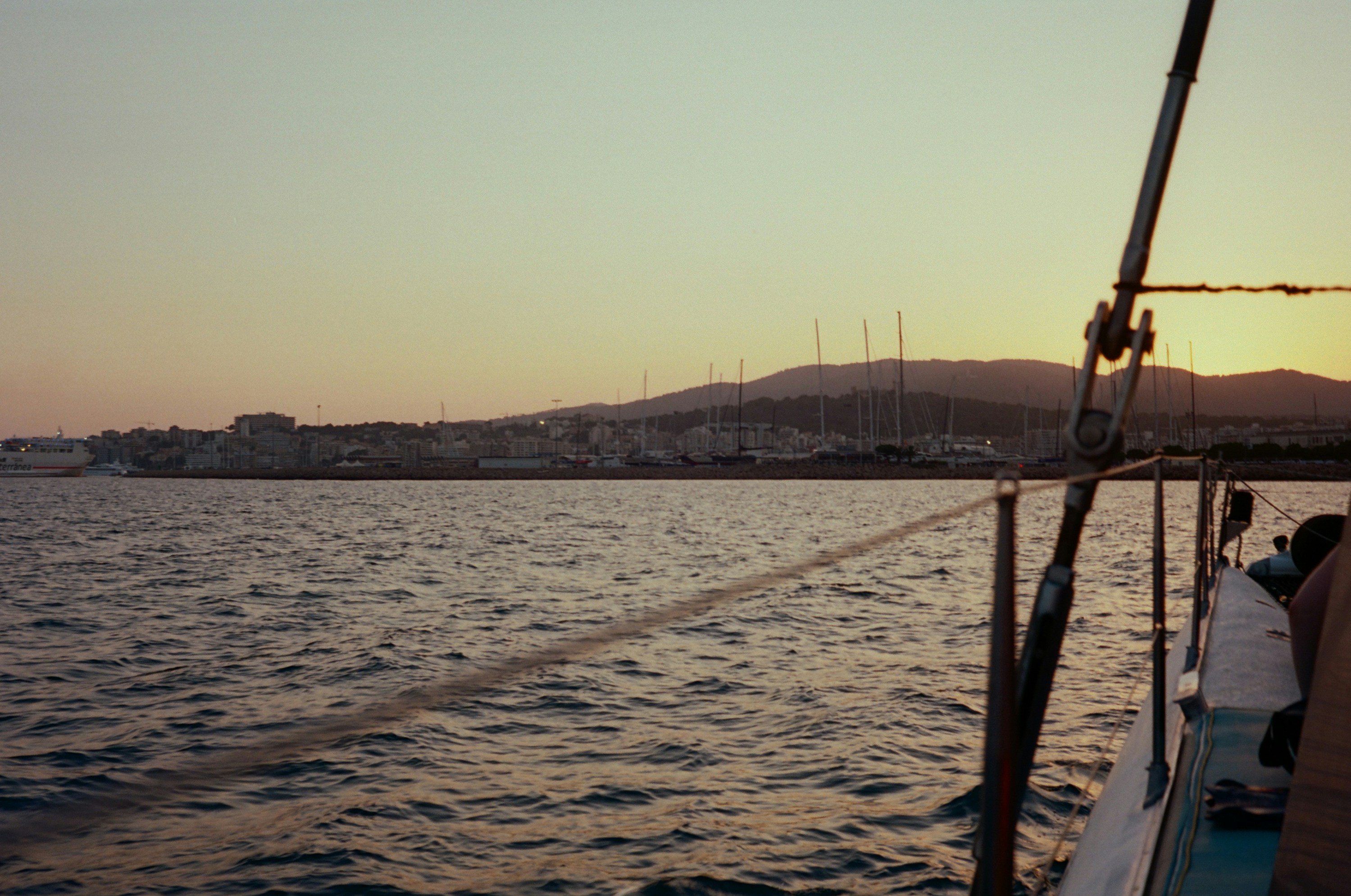 Un groupe de personnes assises à l’arrière d’un bateau photo Photo La personne Gratuite sur