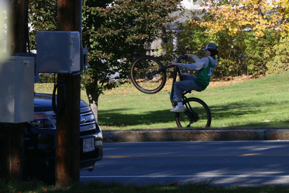 une personne sautant un vélo en l’air