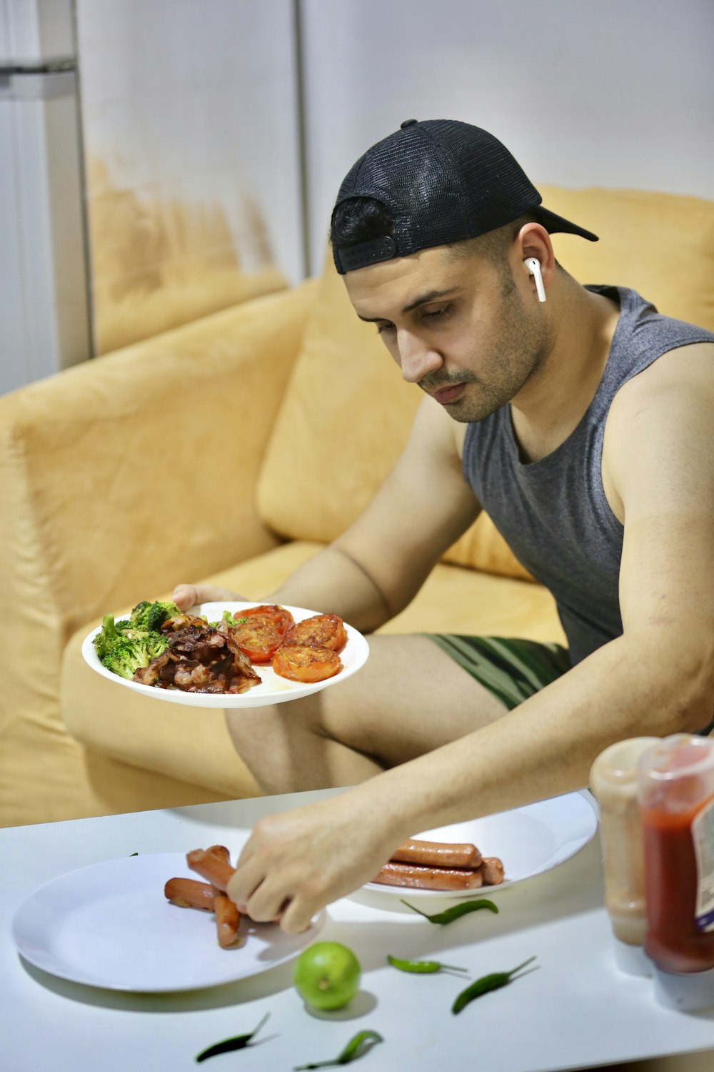 음식 접시가 있는 테이블에 앉아 있는 남자