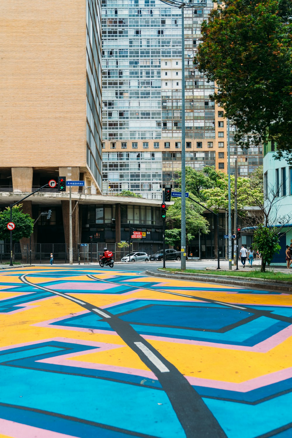 Una strada della città dipinta con un motivo multicolore