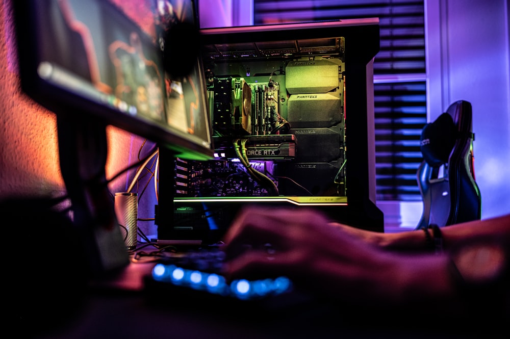 Una persona que trabaja en una computadora en una habitación oscura