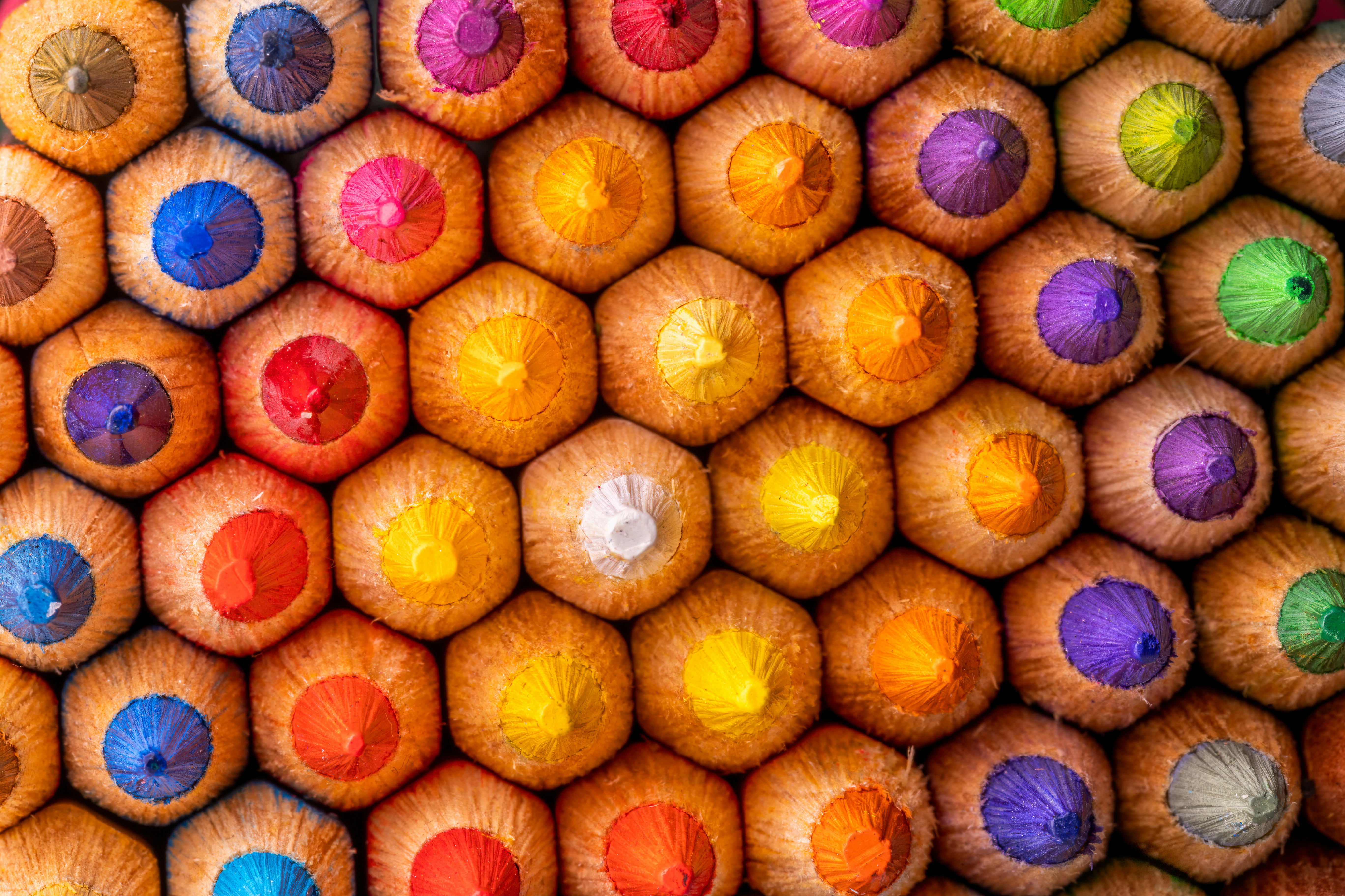Un primer plano de un montón de lápices de colores