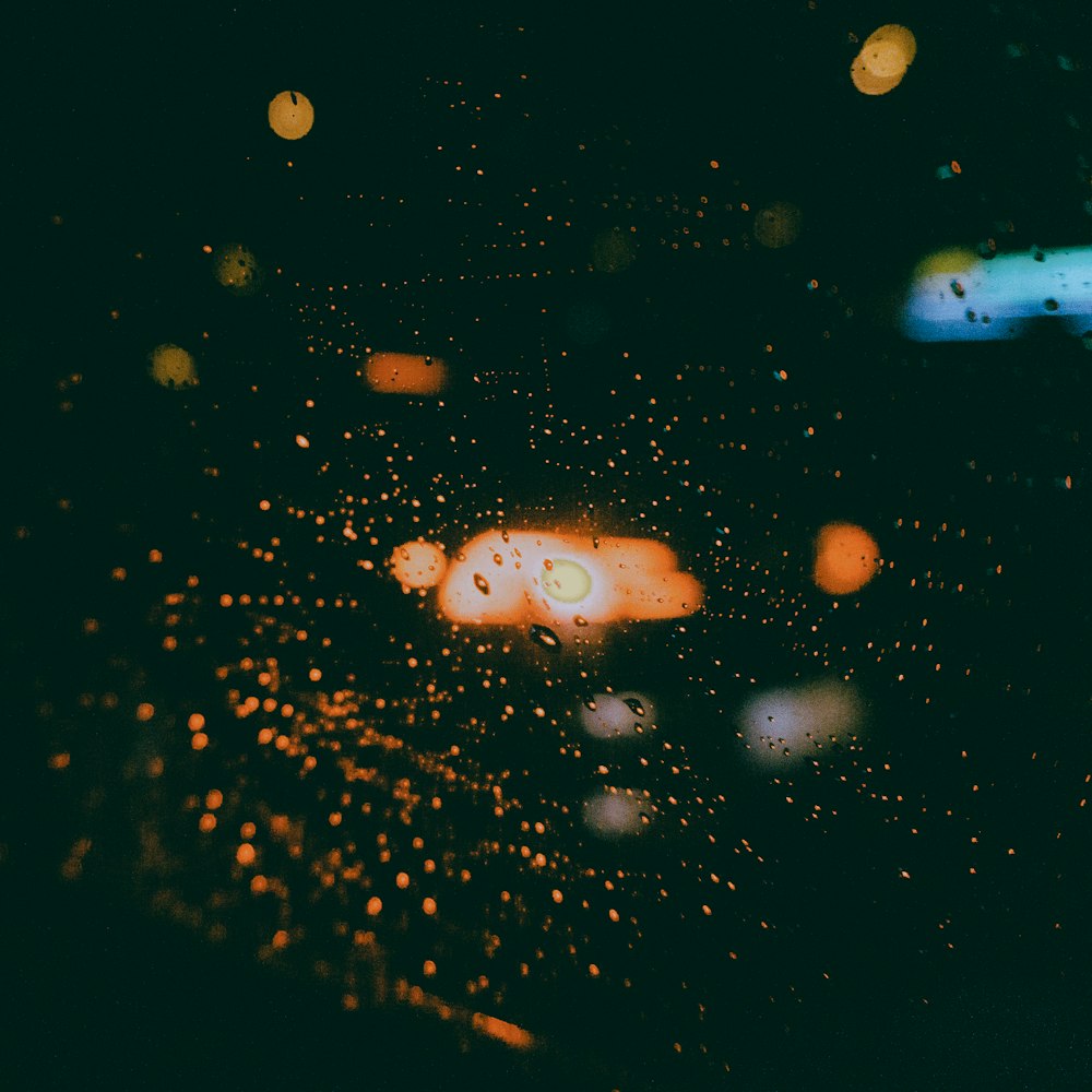 a blurry photo of a street light at night