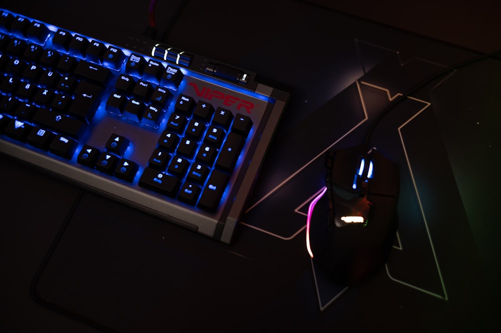 Un primer plano de un teclado y un ratón