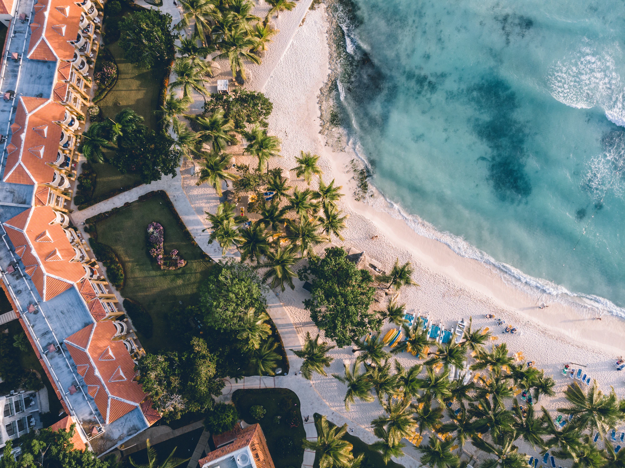 Vista aérea de edificios residenciales frente a una playa del Caribe