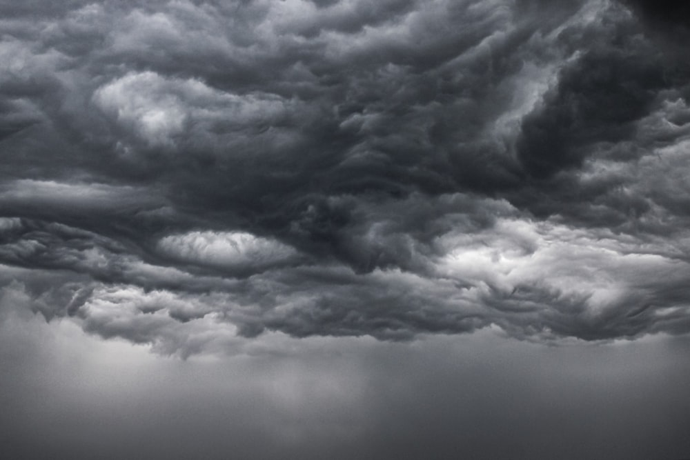 Una foto en blanco y negro de nubes de tormenta