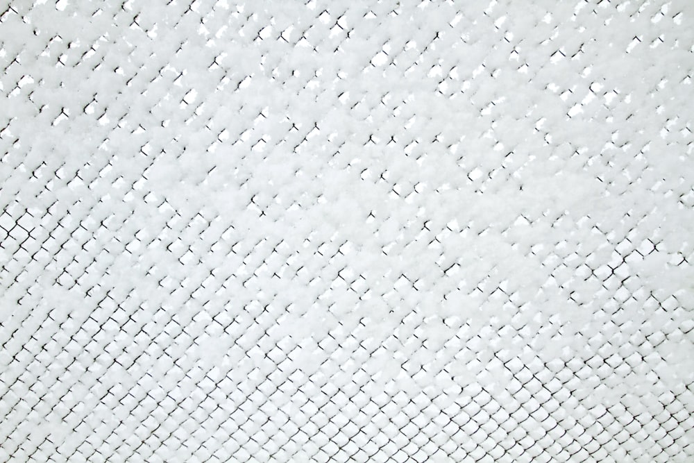 Un primer plano de un techo blanco con un patrón de diamante