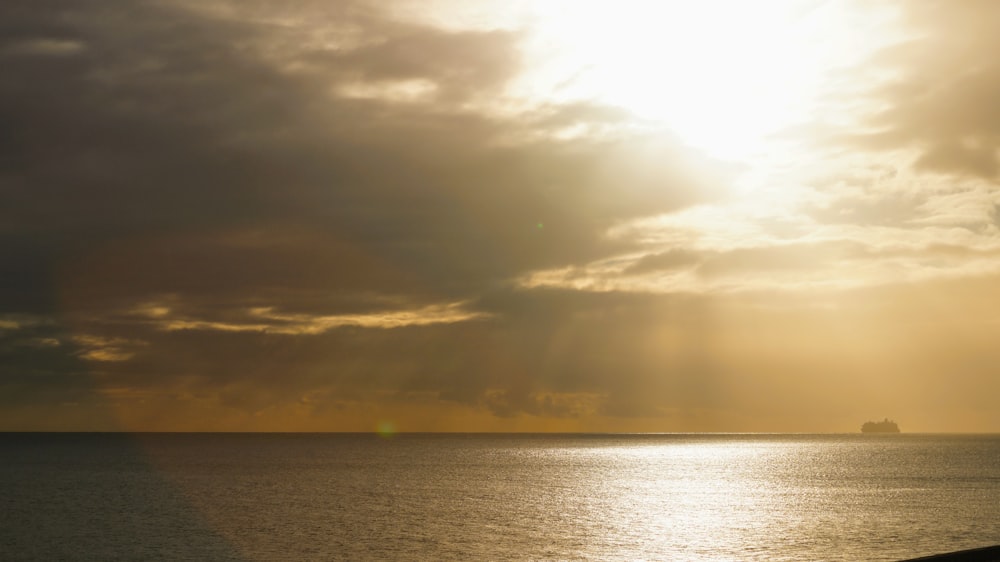 un grand plan d’eau sous un ciel nuageux