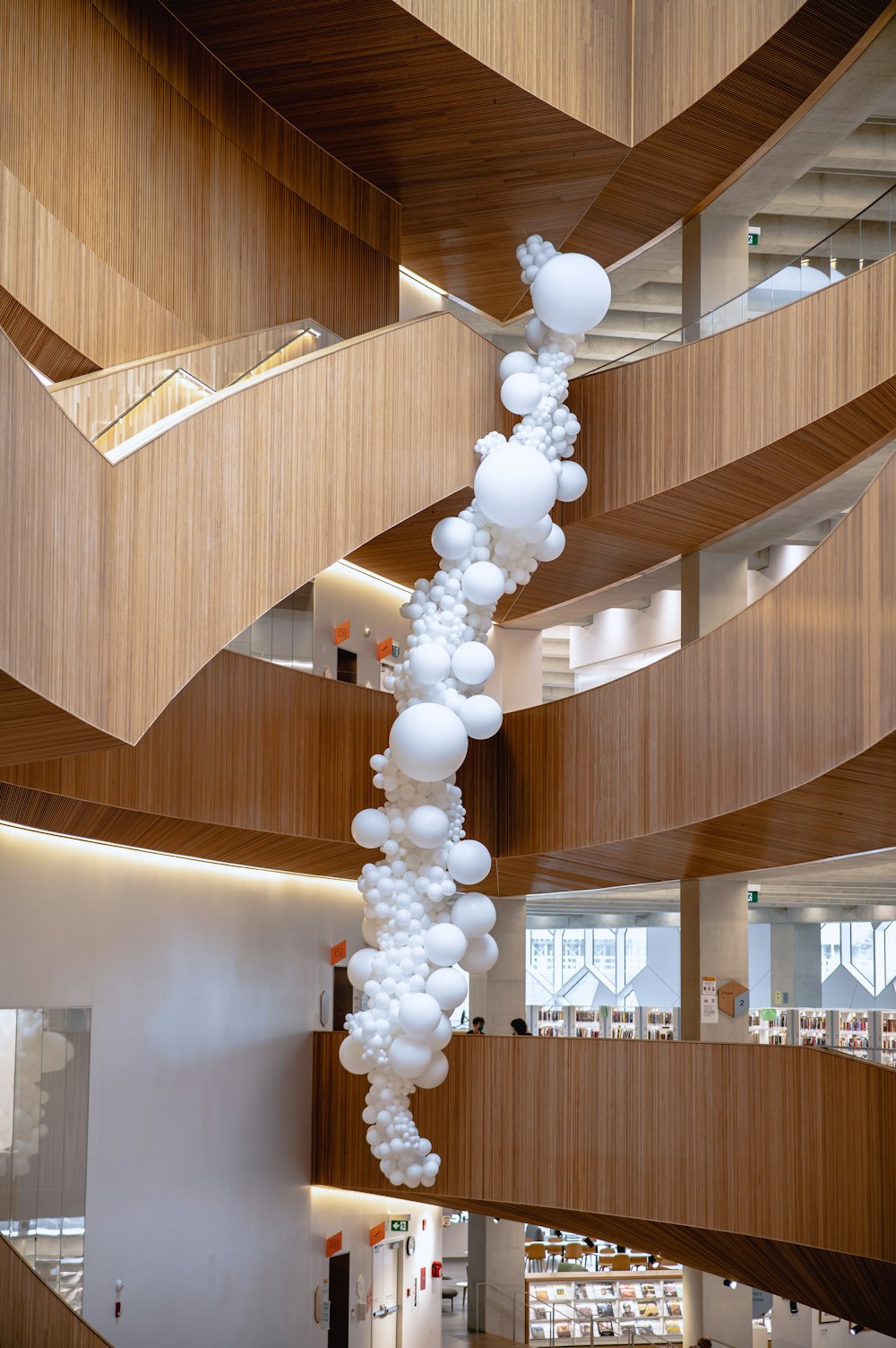 Un mazzo di palloncini appesi al soffitto di un edificio foto – Calgary  Immagine gratuita su Unsplash