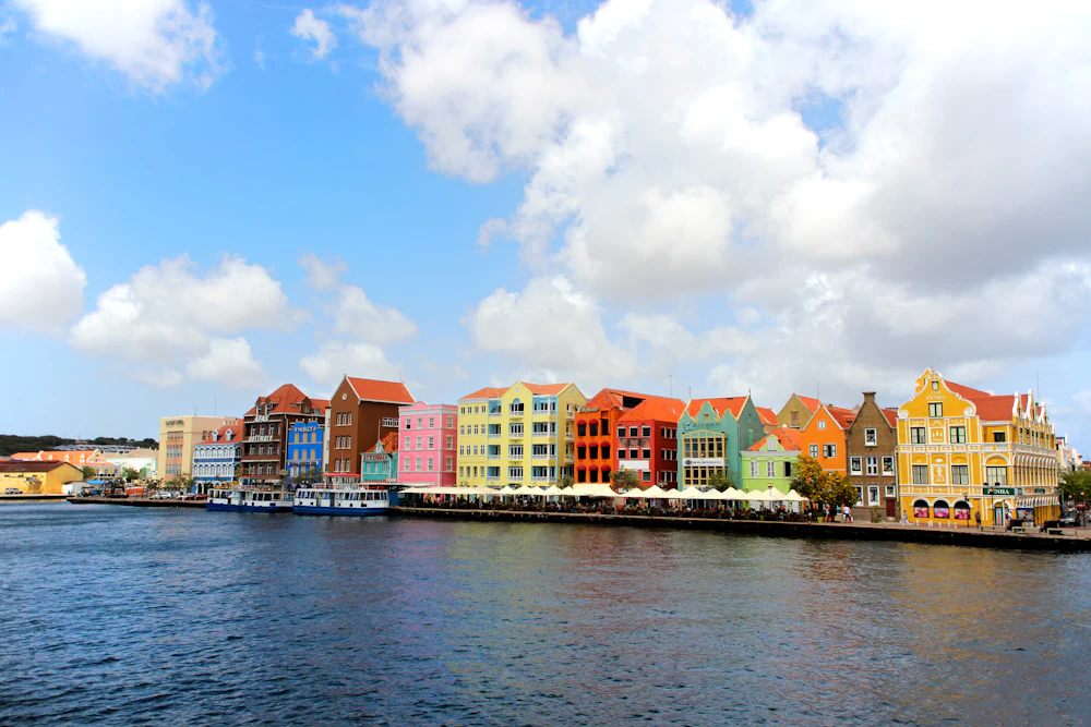 Kolorowe kamienice nabrzeża Handelskade w Willemstad na Curaçao