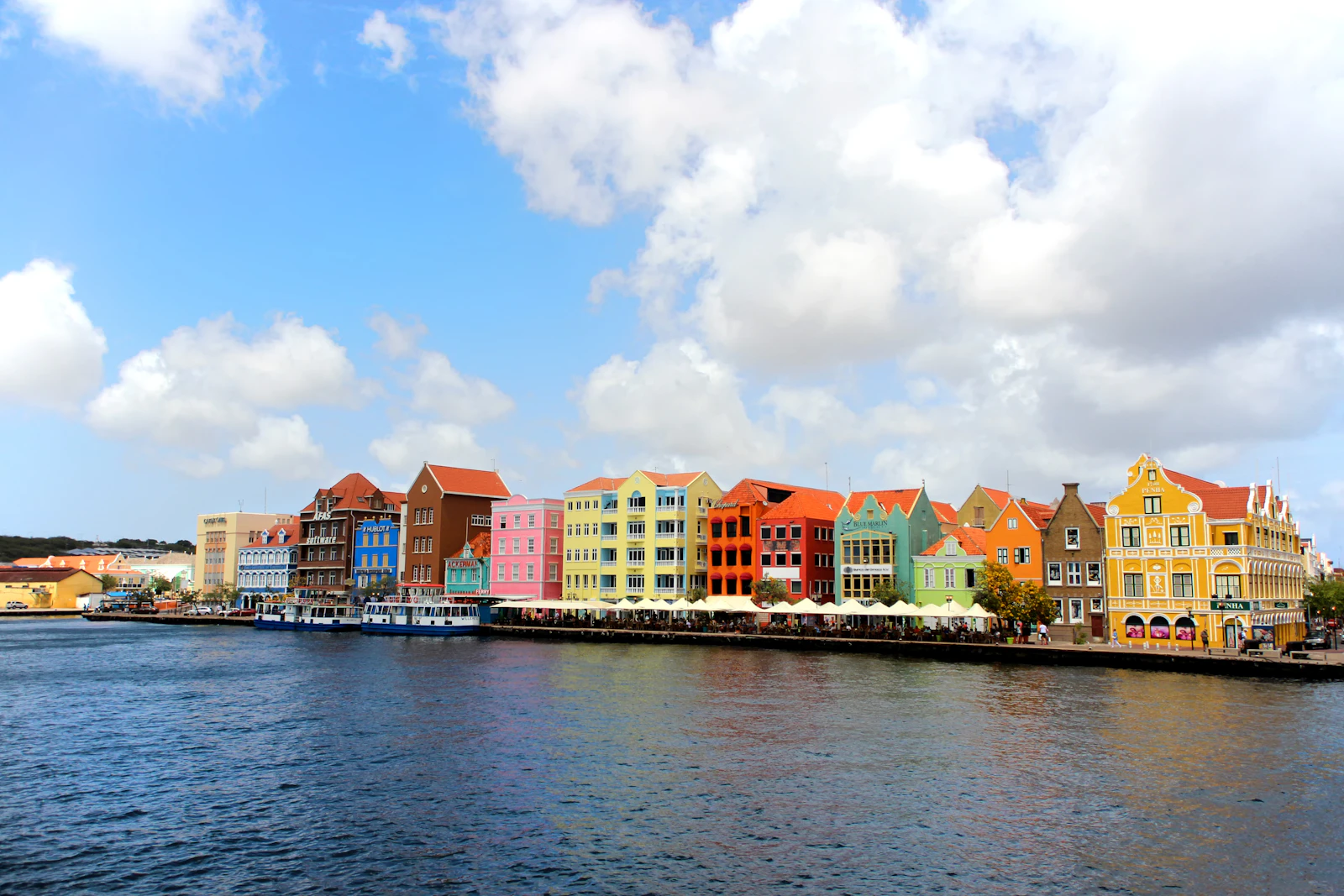 Fachadas coloridas del Handelskade frente a la bahía de Santa Ana en Willemstad, Curazao
