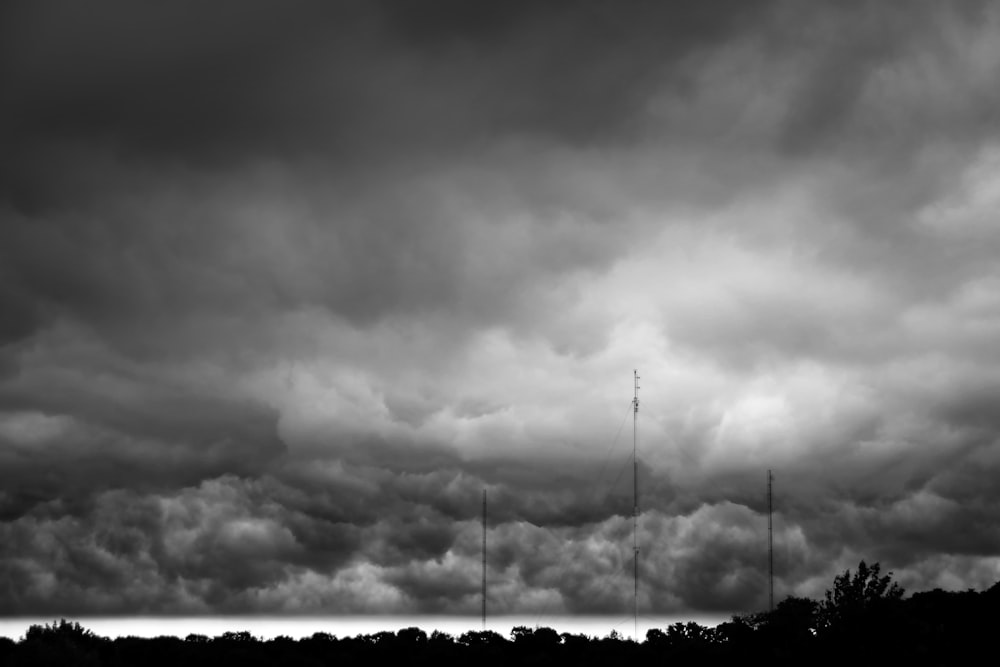 Une photo en noir et blanc d’un ciel nuageux