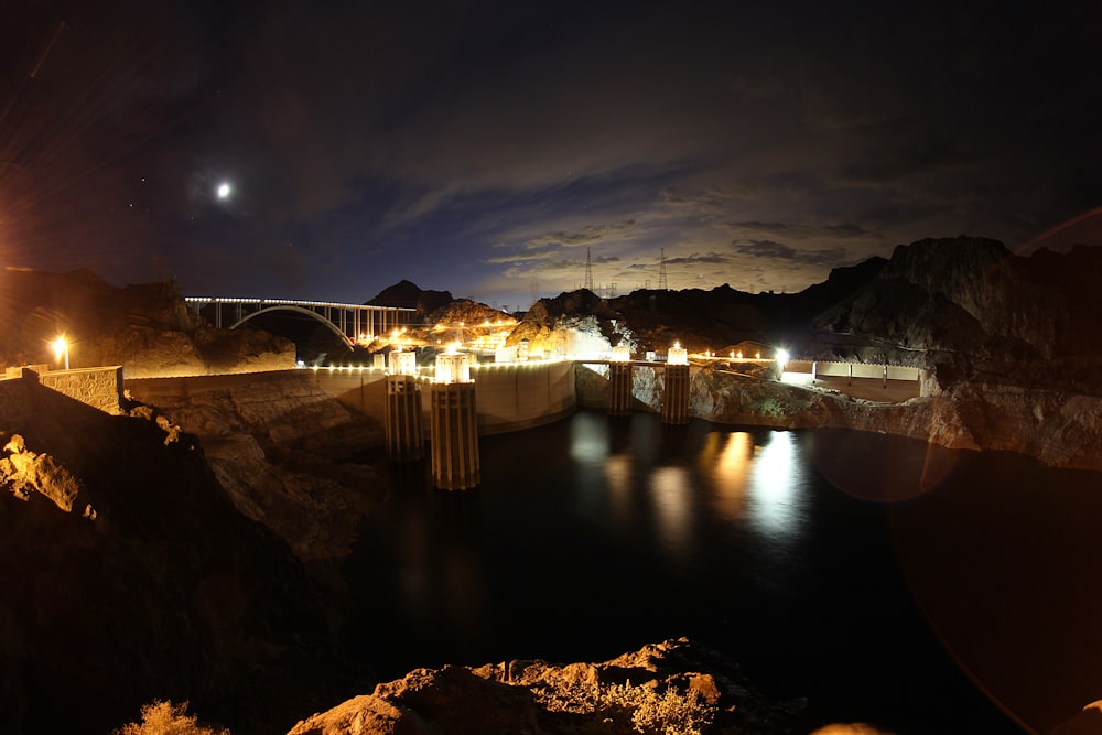 Eine Brücke über einen Fluss in der Nacht mit Licht an