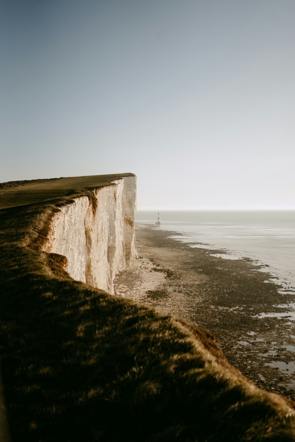 Eine lange weiße Klippe neben dem Meer