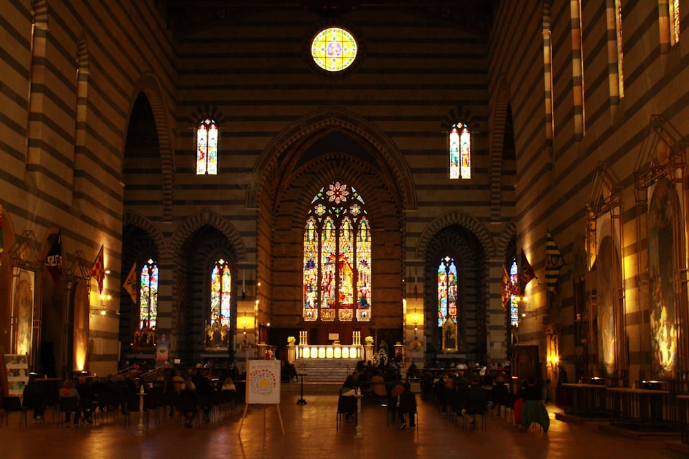 ステンドグラスの窓とステンドグラスの窓がある大きな大聖堂