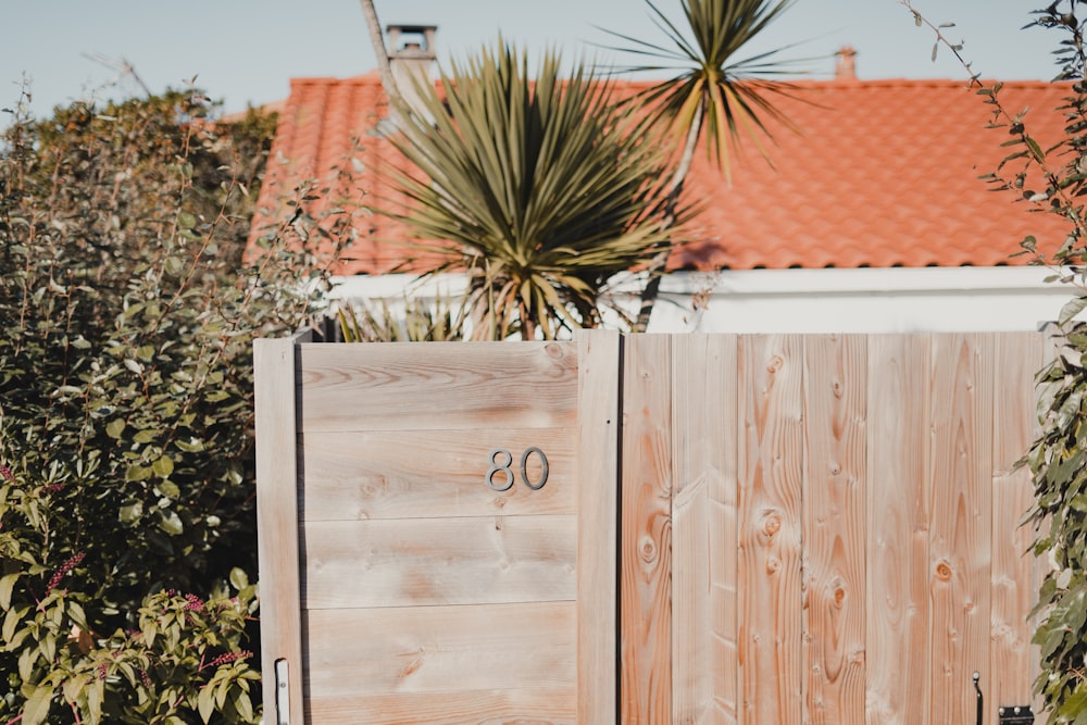 una puerta de madera con un número