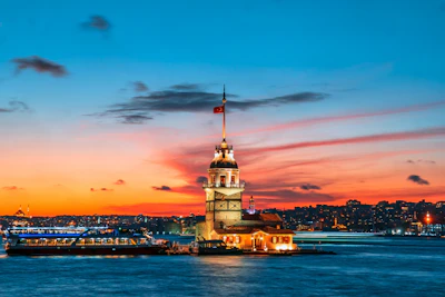 Девичья башня на Босфоре в Стамбуле на закате. Фото: Ibrahim Uzun / Unsplash