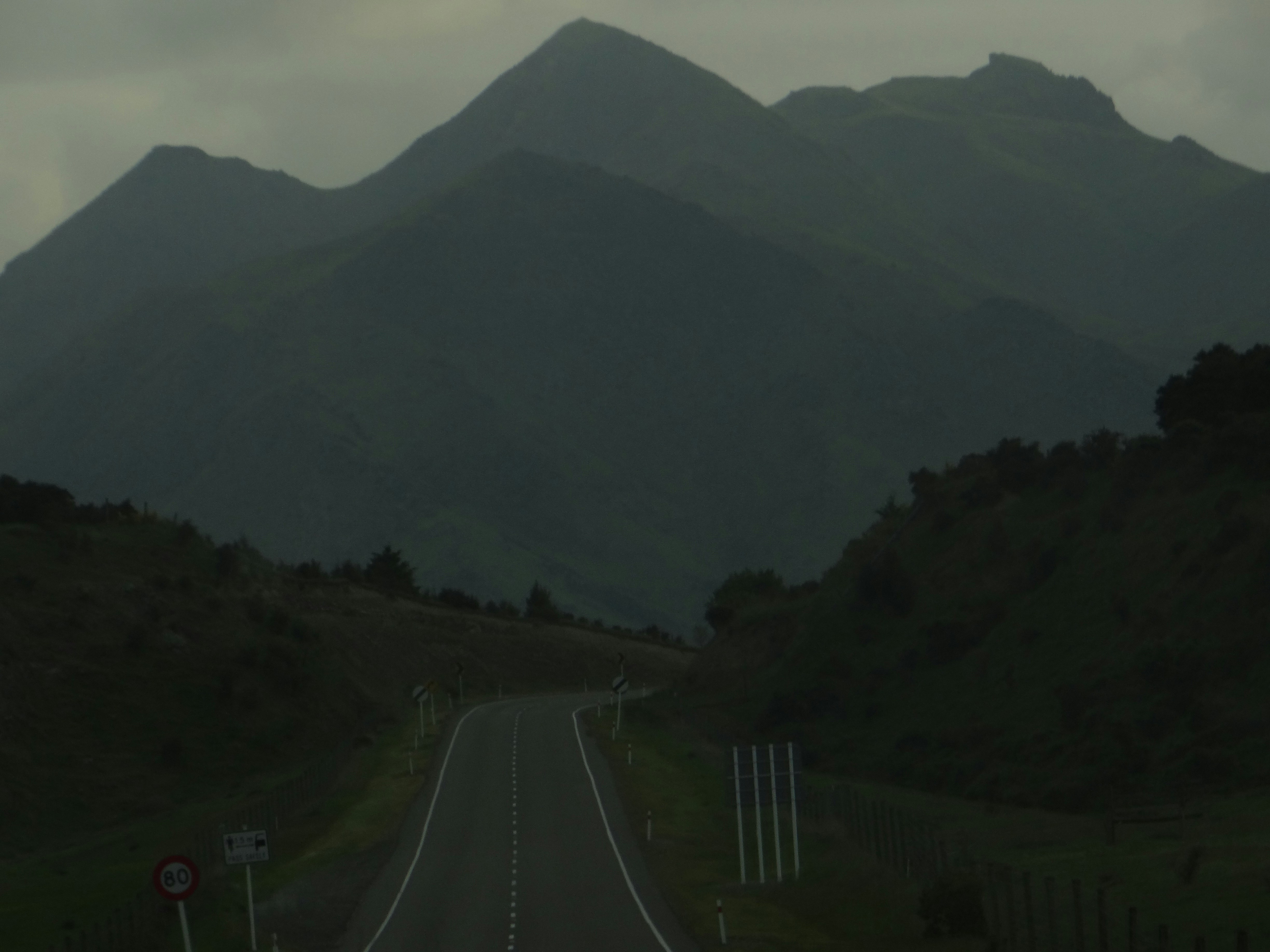 Eine lange Straße mit einem Berg im Hintergrund