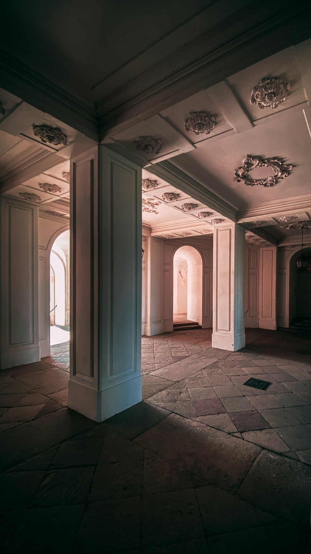 ein leerer Raum mit Säulen und einer Tür