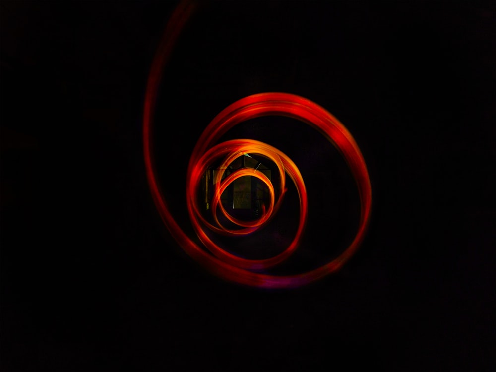 una foto borrosa de un objeto rojo en la oscuridad
