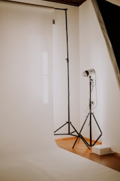 a photo studio with two lights and a tripod