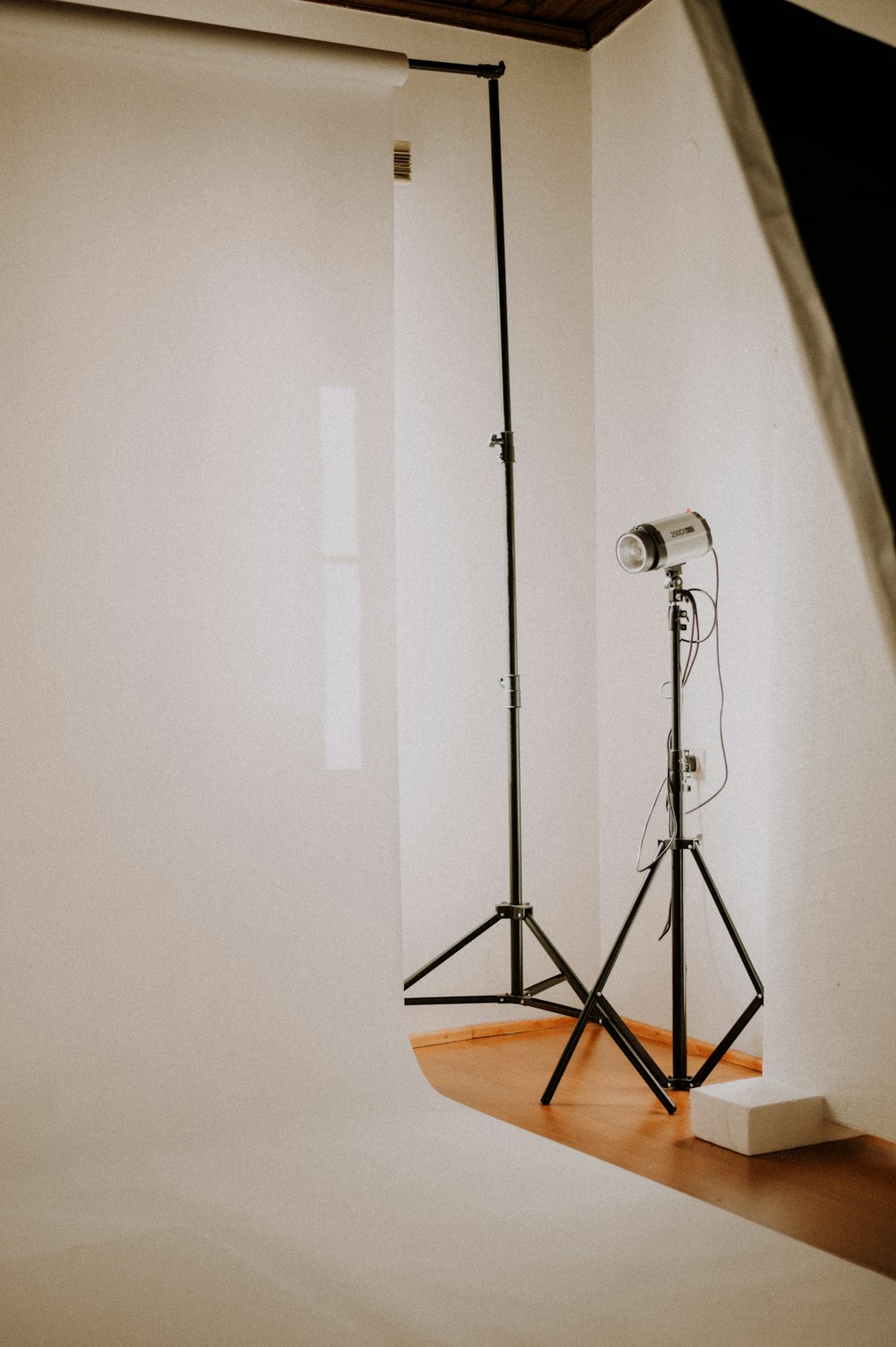 a photo studio with two lights and a tripod