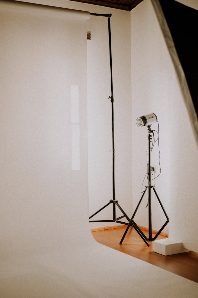 Studio mit zwei Leuchten und Stativ