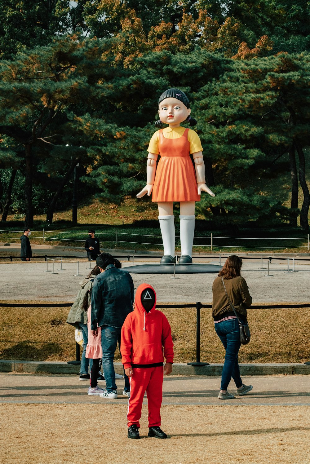 Una gran estatua de una mujer con un vestido naranja