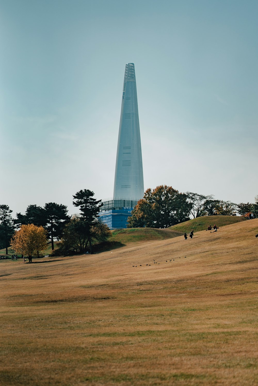 Un edificio molto alto seduto sulla cima di una collina