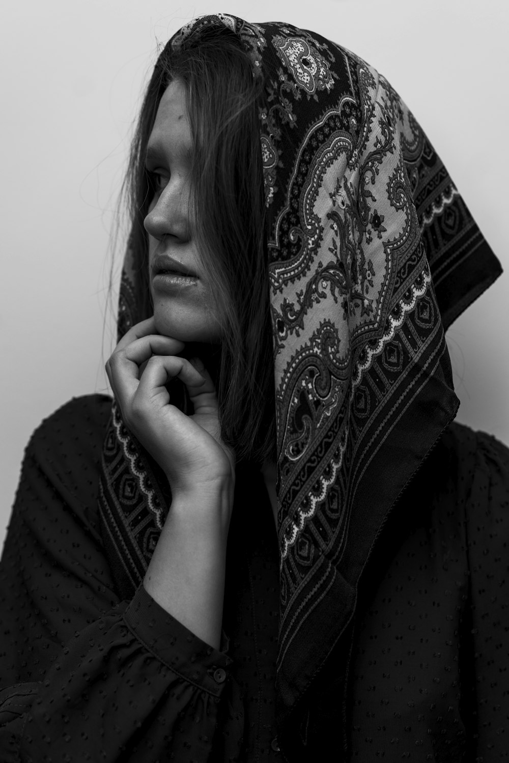 uma mulher com um lenço na cabeça