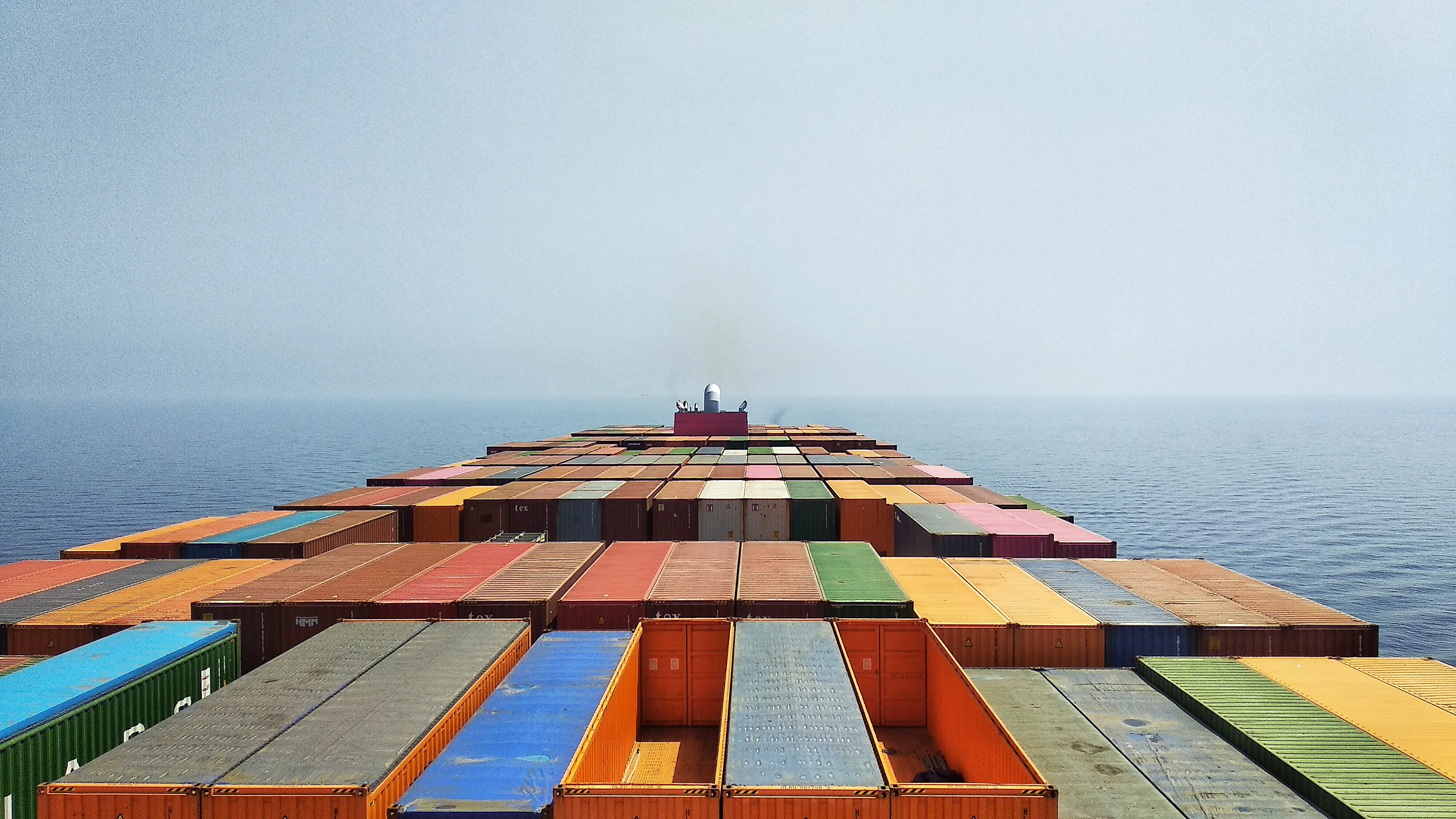 Navio porta-contêineres carregado navegando em mar aberto.