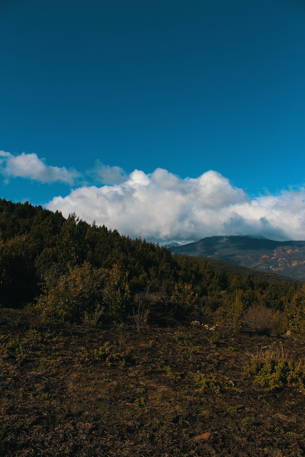 Una vista de una montaña con nubes en el cielo