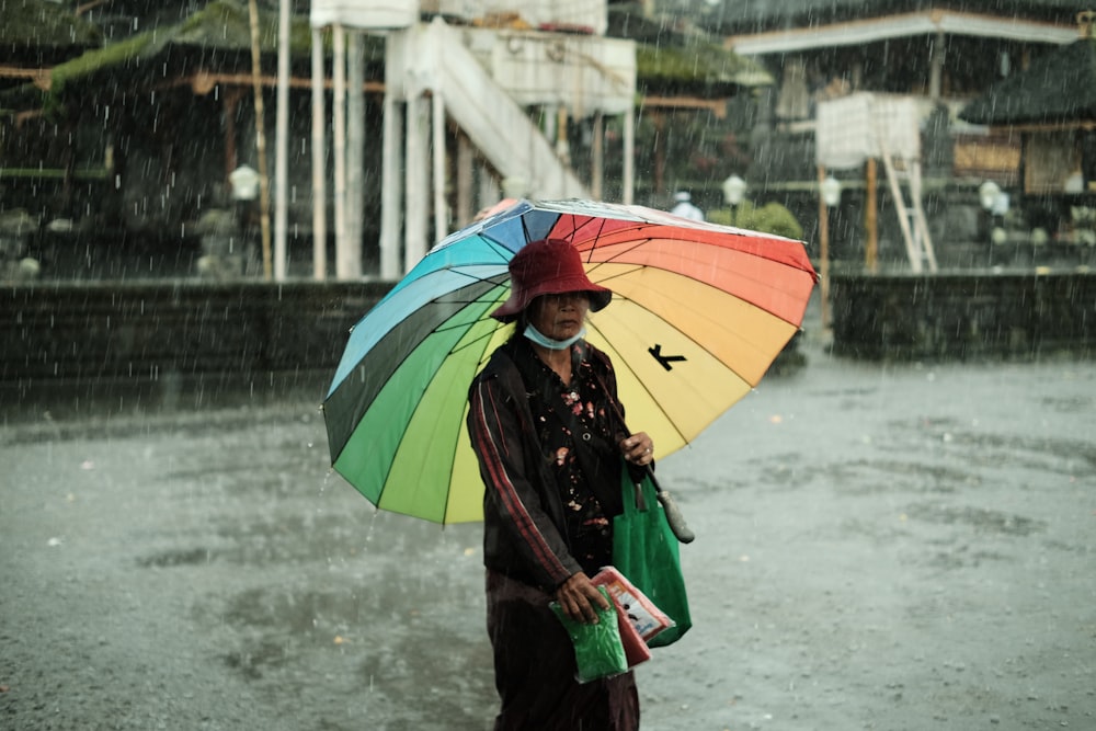 Ein Mann hält einen Regenschirm im Regen