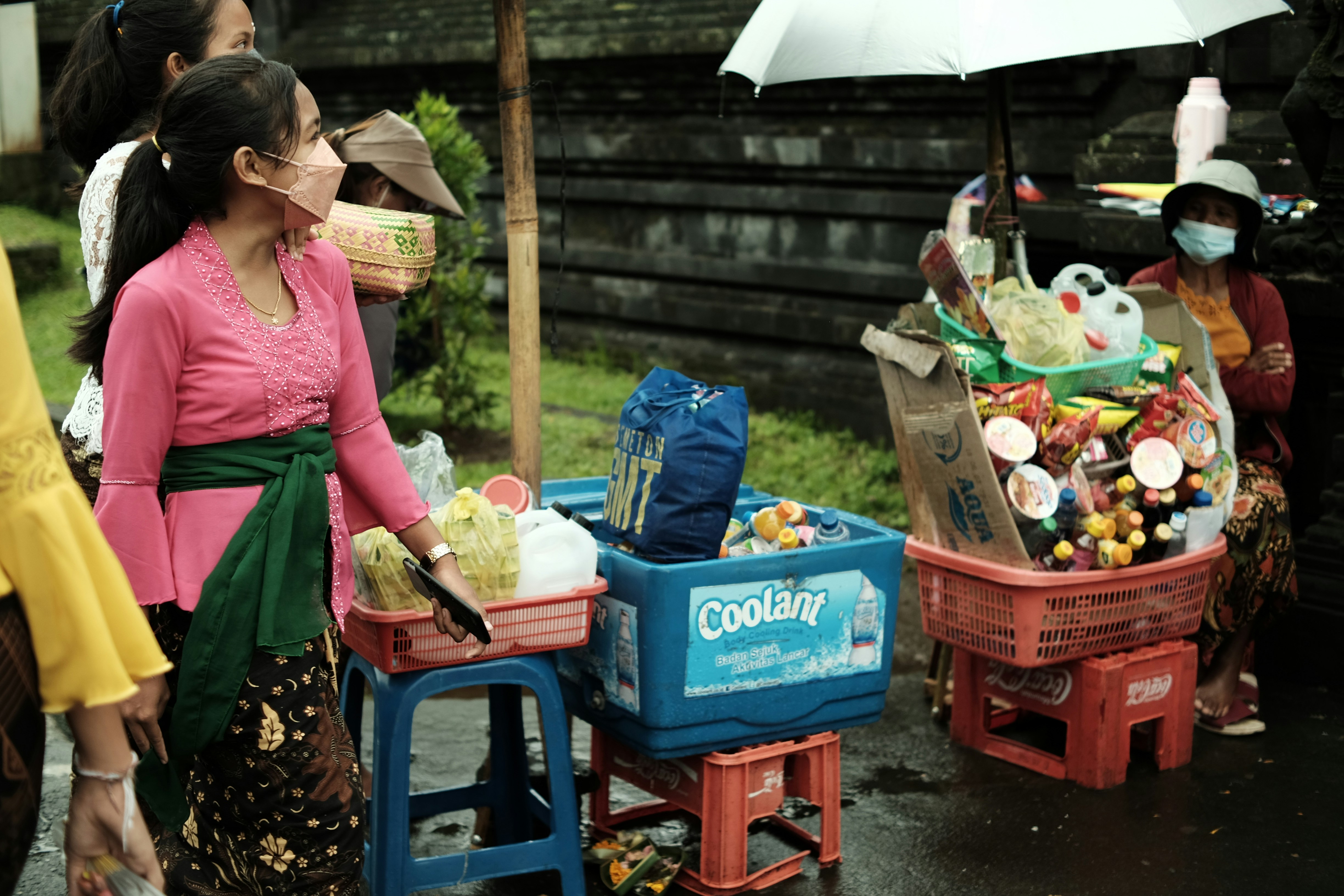 sekelompok orang berdiri di sekitar meja yang dipenuhi dengan makanan