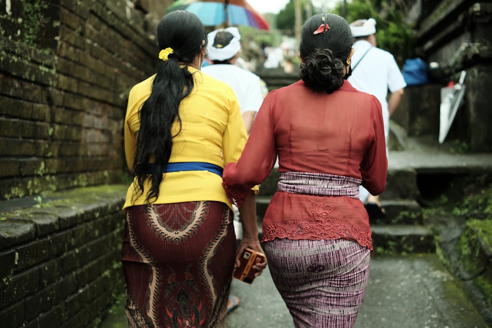 Un par de mujeres caminando por una calle