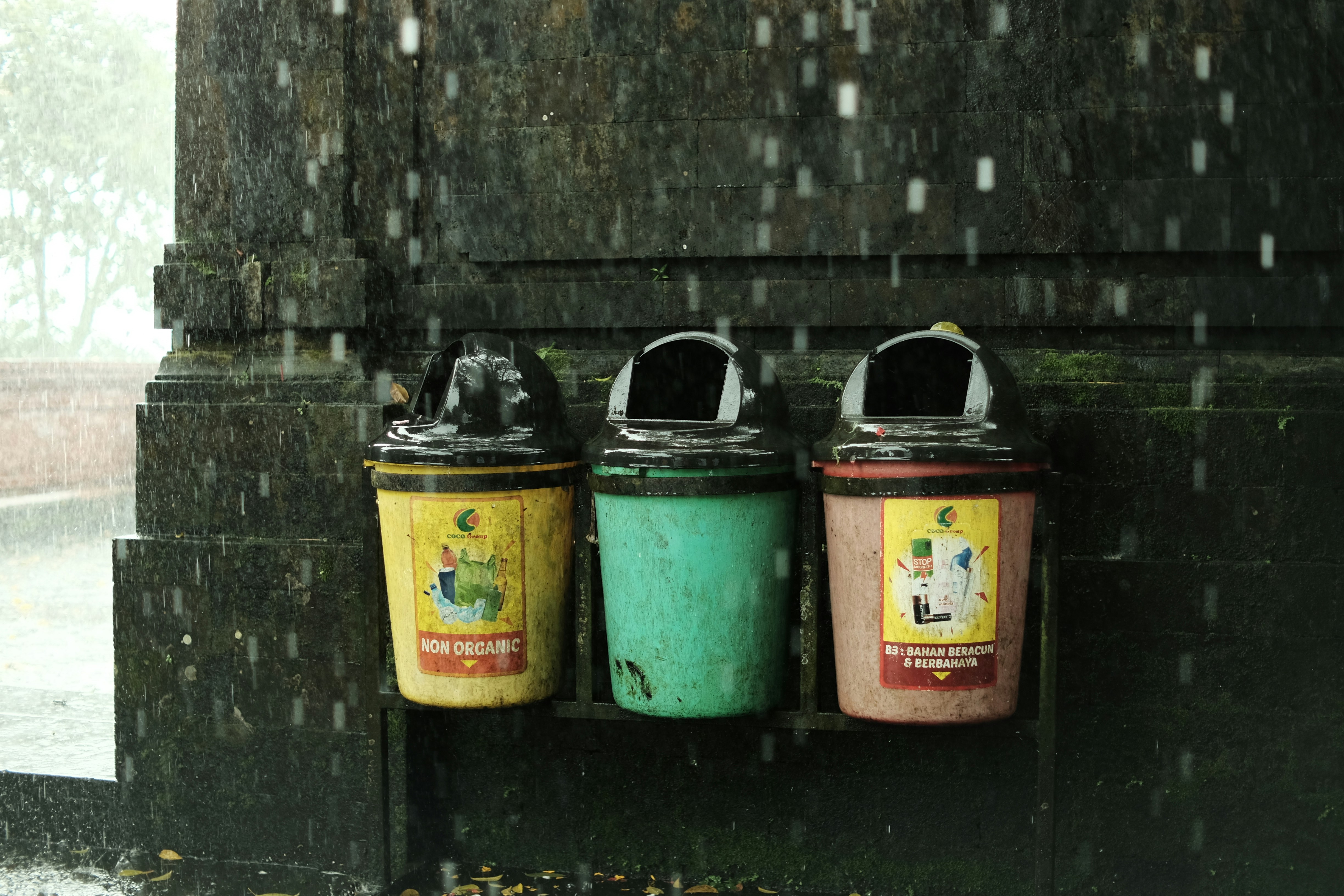 beberapa tempat sampah duduk bersebelahan